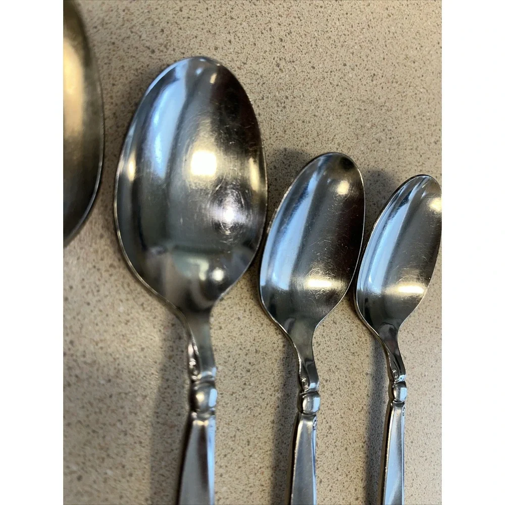 9 Piece Set ONEIDACRAFT PREMIER STAINLESS SHORELINE 3 Forks, 1 Knife & 5 Spoons.